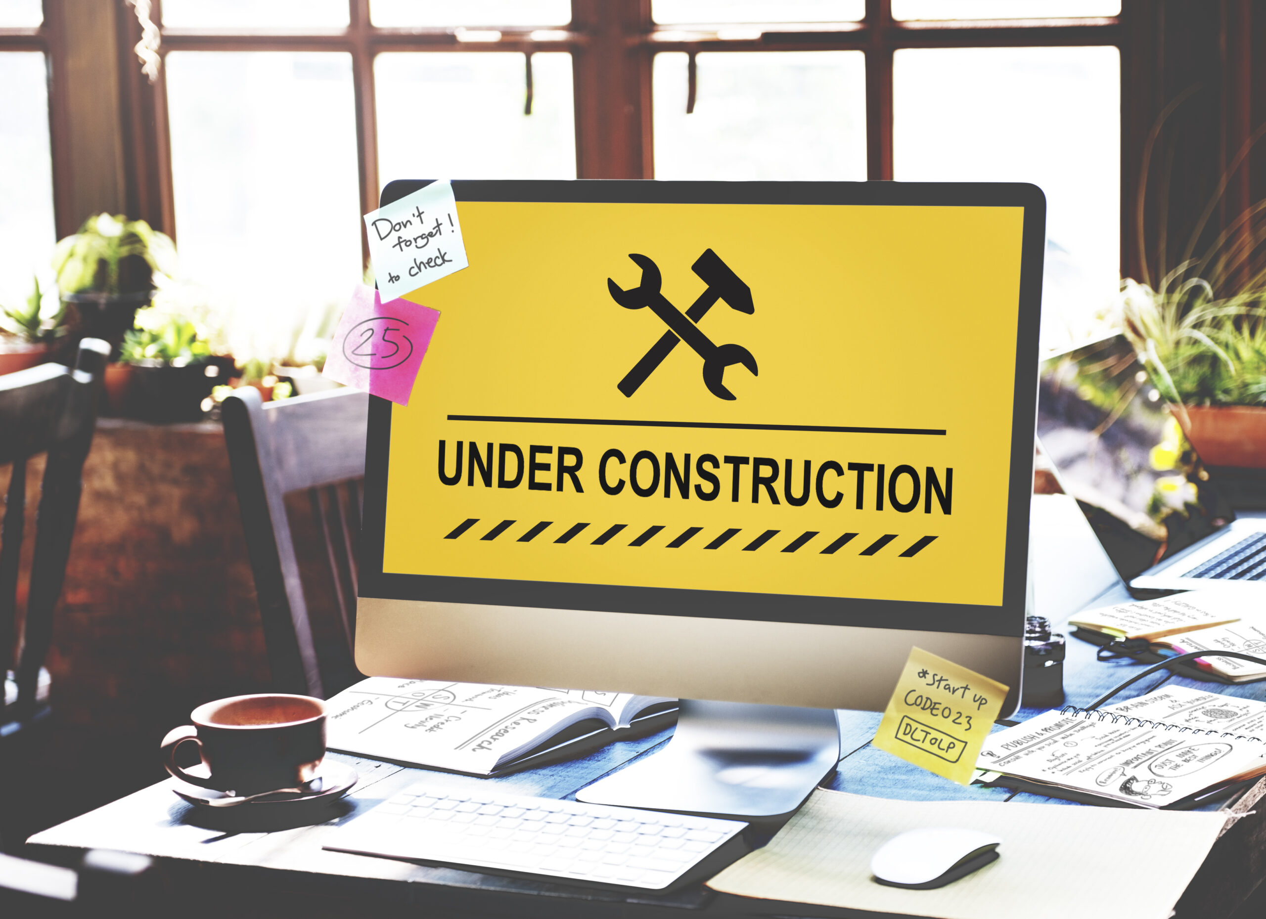 Construction warning sign icon representing outdoor safety signage used to alert workers and visitors to potential hazards.